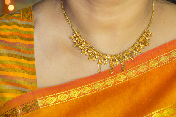 一个美丽的近距离观看与传统纱丽的印度女士在排灯节在印度。图片下载