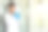 年轻的医生科学家戴着安全眼镜和蓝色橡胶手套在工作实验室使用手机的肖像。图片下载