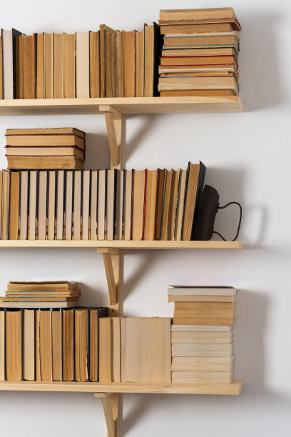 书架上有精装翻倒的书图片下载