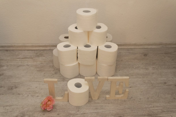 靠近堆叠的厕纸图片下载