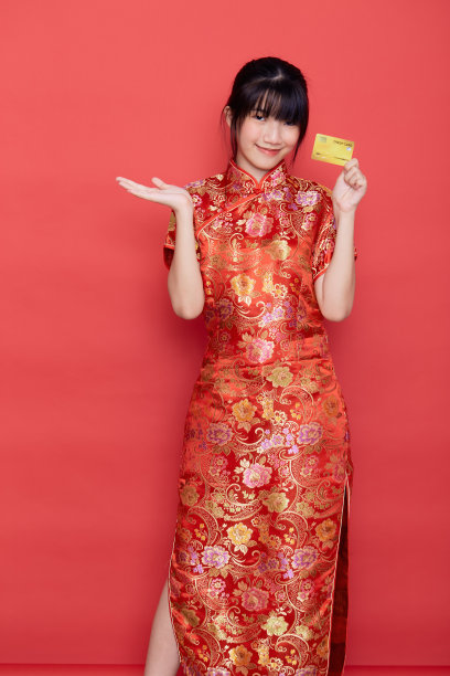 可爱的女人穿着旗袍用信用卡在网上购物图片下载