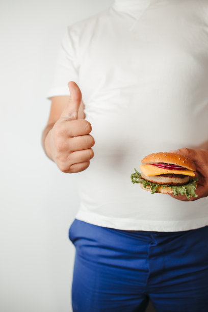 拿着汉堡竖起大拇指的胖子图片下载