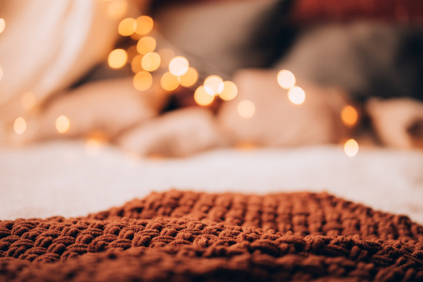 棕色格子与圣诞节花环模糊的背景。很好的广告照片。文本的地方图片下载