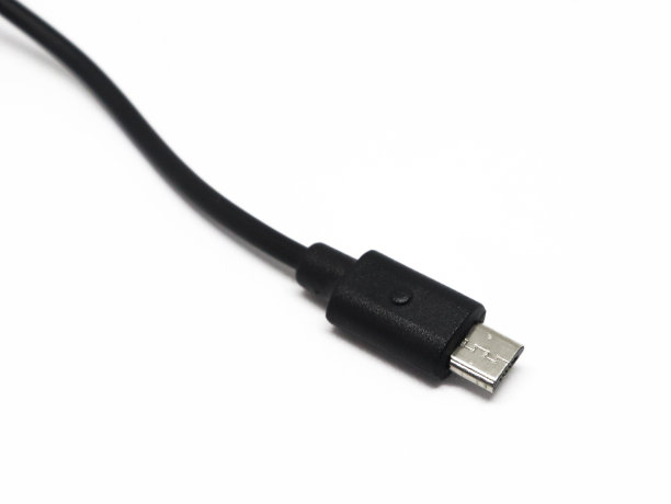 USB电缆隔离在一个白色背景。黑色微型usb线图片下载