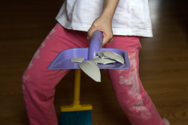 那个女孩拿着一个弹片破碎的钢板图片下载