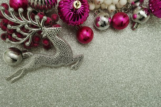 粉色圣诞球和银色麋鹿圣诞装饰与空间副本银色闪闪发光的背景图片下载