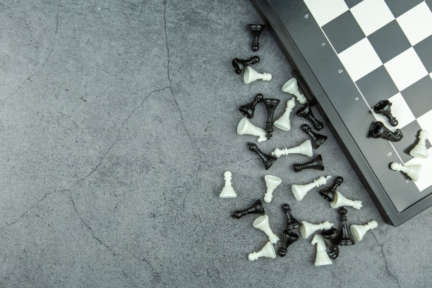 象棋棋盘和象棋人物在灰色背景上俯视图复制空间图片下载