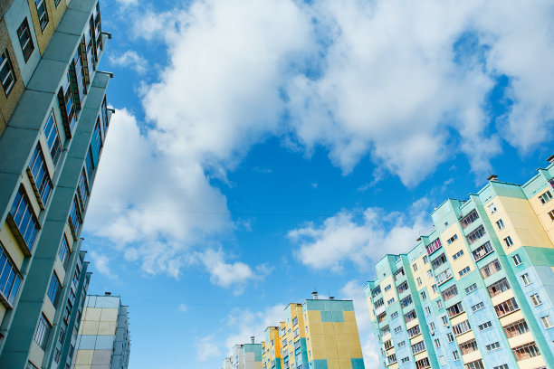 新建的多层公寓，千篇一律，缺乏个性图片下载