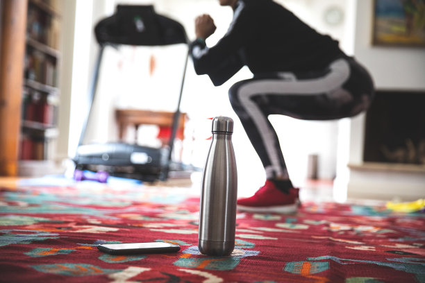 妇女在家里做运动图片下载