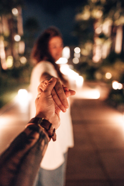 性感的女人肖像在夜晚的城市图片下载