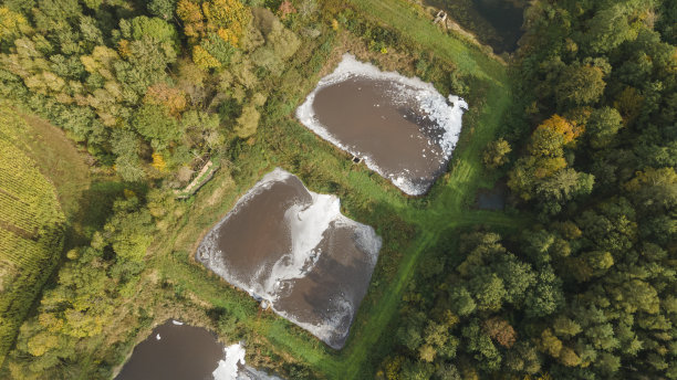 城市污水过滤池系统鸟瞰图。污水处理场。生态学的概念。图片下载