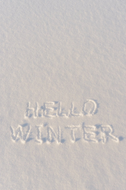 文字你好冬天，写在新鲜的白雪与闪耀的冰晶在寒冷的晴天。自然的冬季圣诞节和新年假期背景或模拟与文本空间图片下载