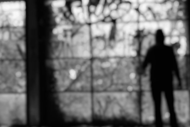 模糊的身影玻璃窗墙图片下载