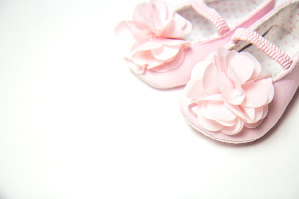 小女孩穿的粉色凉鞋。第一双在浅色背景下给小女孩穿的鞋图片下载