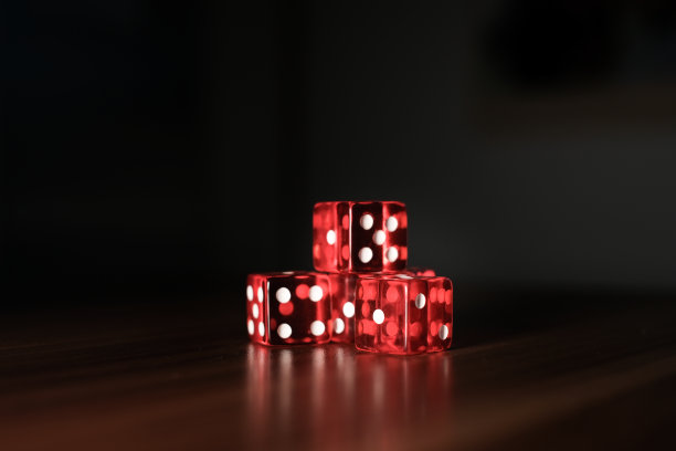 在一个木盘上有5个红色的骰子紧挨着图片下载