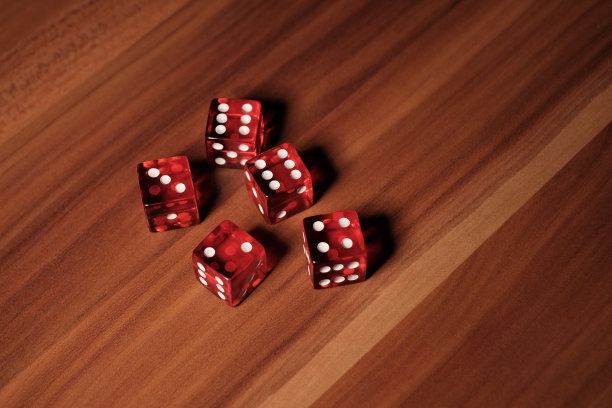 在一个木盘上有5个红色的骰子紧挨着图片下载