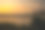 夕阳下的湖，岸边的草木。水面上的落日之光。图片下载