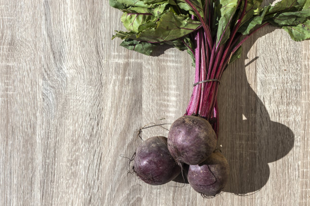 巴西黄麻背景下的新鲜有机甜菜图片下载