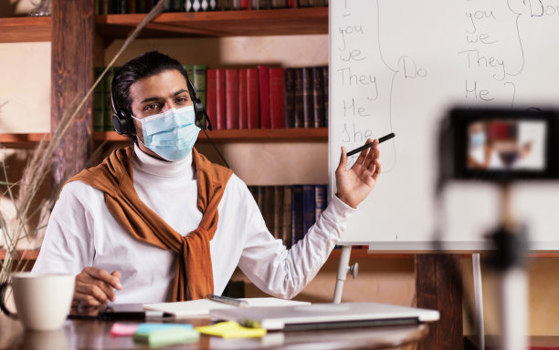 印度教师在室内对着黑板录制英语教学视频图片下载