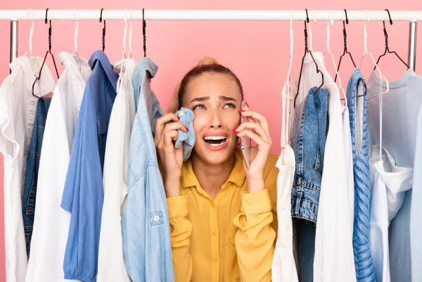 难过的女人哭了，没有衣服穿图片下载