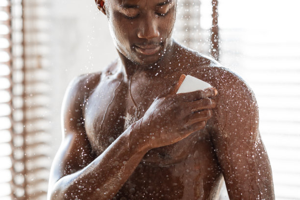 非洲男子在浴室用肥皂洗澡图片下载