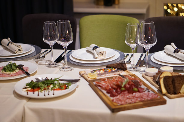 餐厅新年餐桌上的菜做得很好。在咖啡馆或家里度过圣诞之夜。设计素材照片图片下载