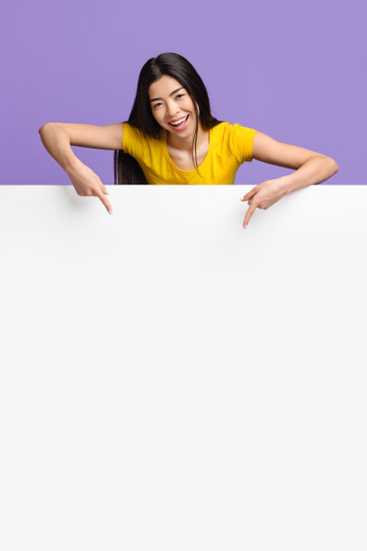 非常棒的优惠。兴奋的亚洲女人用手指指着空白的广告牌图片下载