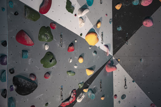 室内攀岩墙上的攀岩设备。没有人。彩色室内攀岩墙详图图片下载