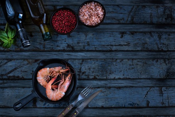 美味的烤餐在盘子与黑暗的背景。图片下载
