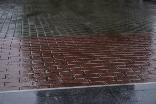 五颜六色的铺路石在水中。雨中石头的质感。照片的背景图片下载