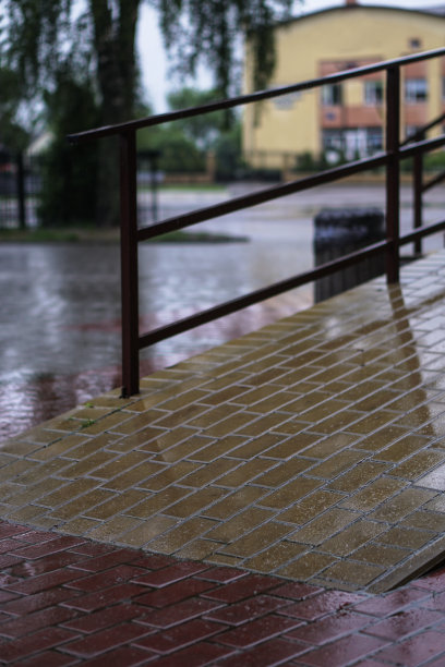 五颜六色的铺路石在水中。雨中石头的质感。照片的背景图片下载