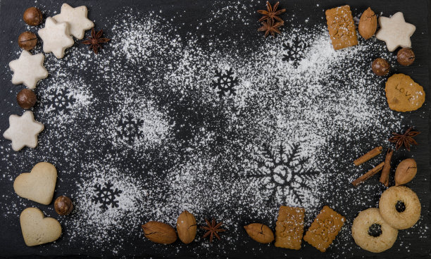 框架由姜饼，坚果和香料在黑色的背景。图片下载