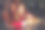 母亲和可爱的女儿在家里壁炉旁边图片下载