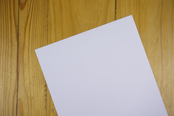 木桌上放着白纸。复古复制空间背景概念图片下载