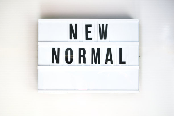 灯箱与文本新常态。回到学校。社会距离。学校检疫的概念图片下载