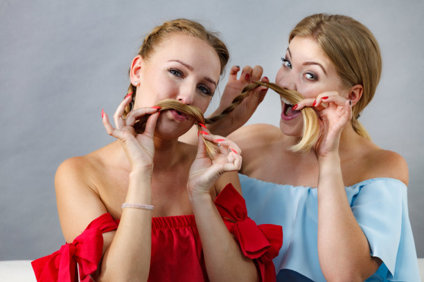 两个女人在玩头发图片下载