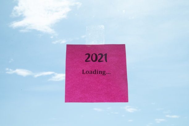 Sticky Notes with '2021 loading' Text。图片下载