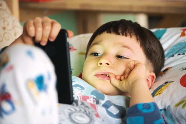 4-5岁的孩子使用智能手机和看东西图片下载