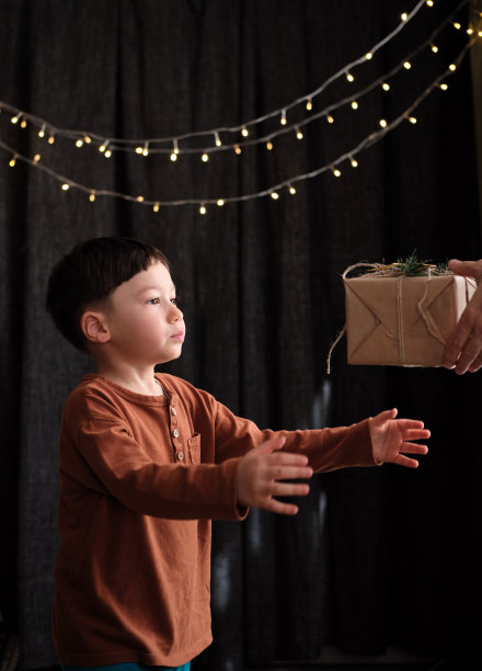 4-5岁的孩子收到母亲的礼物图片下载