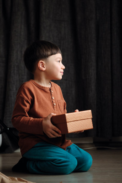 4-5岁的孩子收到礼物图片下载