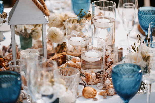 美丽的海上波西米亚婚礼装饰与蓝色酒杯图片下载