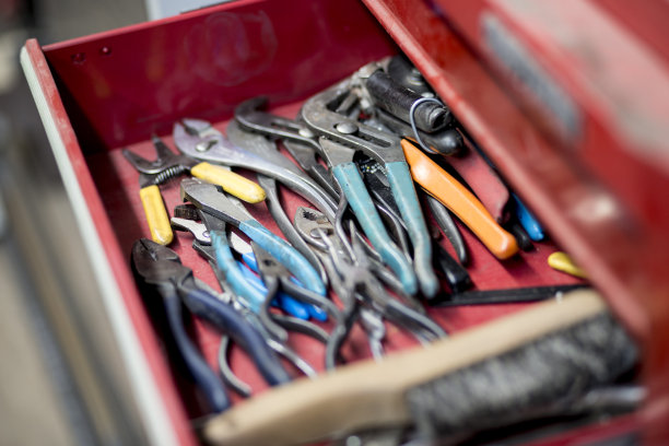 打开现实生活车间的工具抽屉。图片下载