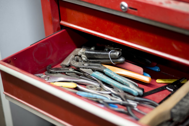 打开现实生活车间的工具抽屉。图片下载