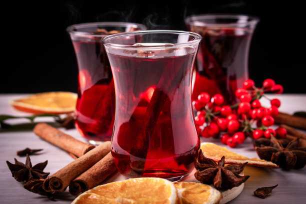 德国传统冬季圣诞市场新年假期节日喝Gluhwein热甜温热红酒香料柑橘芳香肉桂八角图片下载