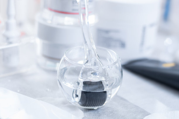 微针滚轮与美容护肤概念图片下载