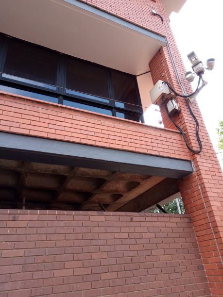 背景混凝土天花板，红砖墙图片下载