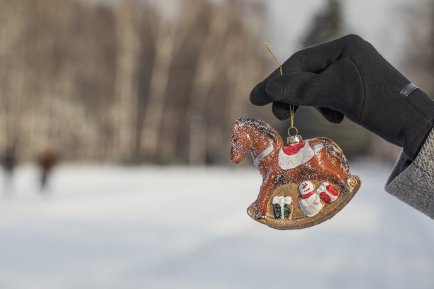 一个女人的手里拿着一个新年玩具。图片下载