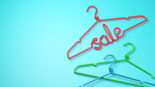 红色衣架，蓝色背景上写着“特价”。为文本复制空间。三维渲染图片下载