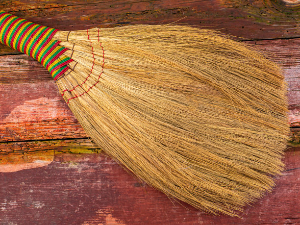 用高粱制成的柳条扫帚，用于室内清扫。图片下载