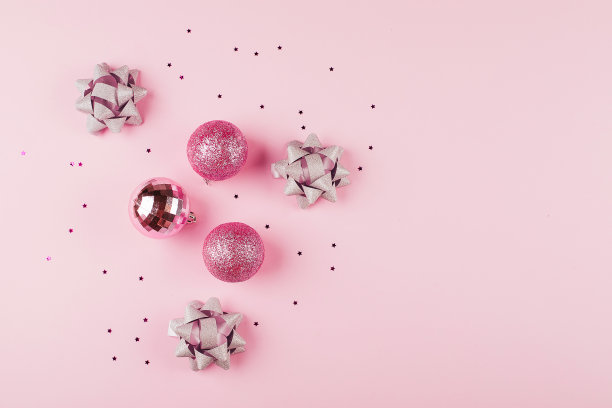 圣诞节日的背景。粉色的五彩纸屑，圣诞舞会。平铺，拷贝空间，俯视图图片下载